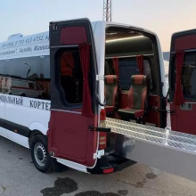 Подиум выкатной в виде короба с роликом с расширением верхней части